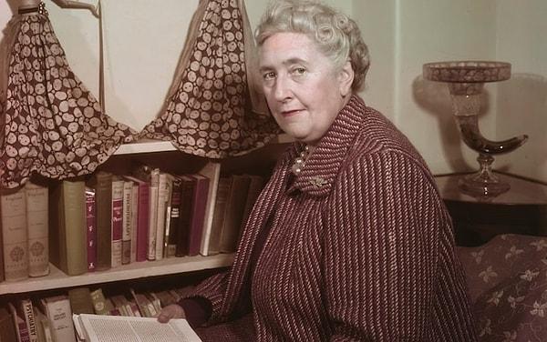 1890 yılında İngiltere'de dünyaya gelen Agatha Christie, edebiyatın ve özellikle polisiye türünün en önemli usta yazarlarından birisi.