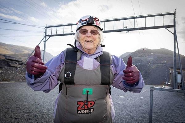 Sally Webster isimli kadın, bakımevi tarafından düzenlenen bir gezide, dünyanın en hızlı zipline'ını yaparak bir hayalini daha gerçekleştirdi.