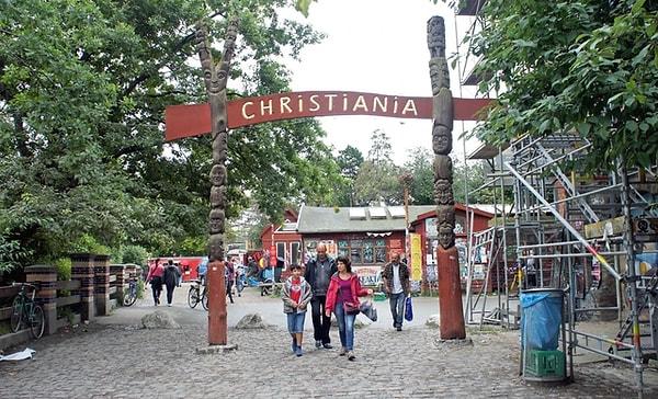 13. Kopenhag'ın sınırları içerisinde bulunan Christiania kasabası kendi kendine yönetiyor.