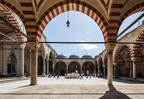 One detail in particular attracts attention in the interior decorations of the Selimiye Mosque: the inverted tulip motif.