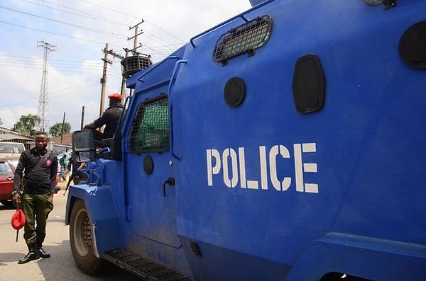 Olayı doğrulayan Nijerya polisi, şüphelinin adam öldükten kısa bir süre sonra gözaltına alındığını açıkladı.