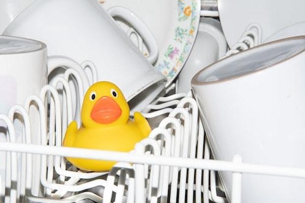 Bebeğinin ya da minik çocuğunun çatal kaşıklarını bakteri dolu bir yerde yıkamayı kim ister ki?