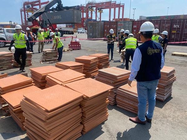 Peru narkotik ekiplerinin DP World Limanı’nda yaptığı incelemelerde kurşun ve turuncu renkli majolikalar arasına gizlenmiş kauçuk kalıplar içinde 2 bin 310 kilo 760 gram kokain ele geçirildi.