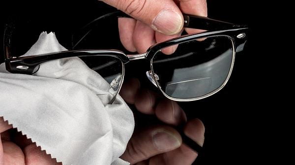 Elektronik ekranları temizlerken gözlük bezi kullanabilirsiniz.