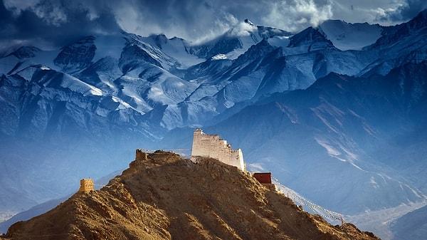 Bölgedeki alçak alanlar bile 3 bin metre yüksekliğindedir. Tibet'te acil bir durumda uçakların güvenle alçalabileceği bir ortam bulunmamaktadır.