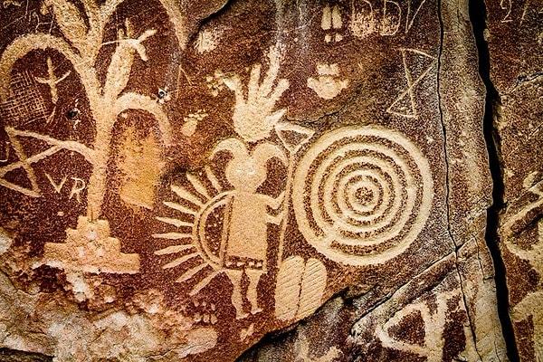 Petrogliflerin anlamı ve işlevi hala tartışmalıdır.