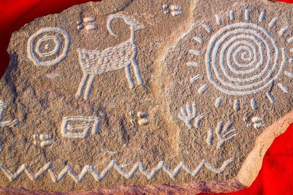 Petrogliflerin korunması, onların değerini ve anlamını gelecek nesillere aktarmak için önemlidir.
