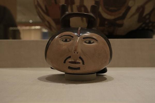 11. Сосуд-трофейная голова (Наска, Перу, 180-500 г. н. э.)