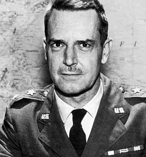 Edward Gary Lonsdale ABD ordusunda oldukça ünlü bir generaldi.