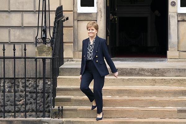 İskoçya Başbakanı ve İskoç Ulusal Partisi (SNP) Genel Başkanı Nicola Sturgeon, şubat ayında görevinden ve parti başkanlığından istifa etmiş ve bu olay dünya basınında büyük yankı uyandırmıştı.