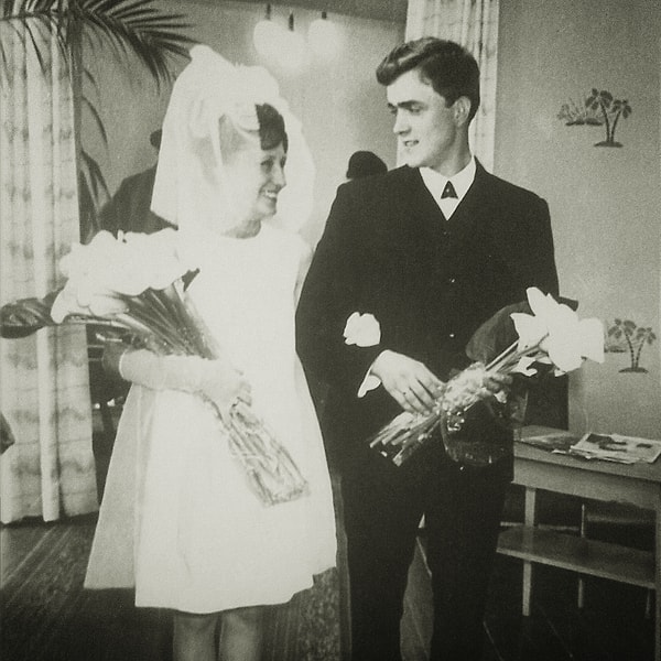 3. В начале 1970-х годов в СССР стали возрождаться свадебные традиции, которые в почете и сейчас: хлеб-соль, величальные песни, конкурсы для новобрачных, выкуп.