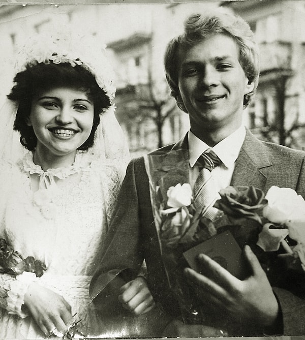 4. Однако традиция выкупа невесты повлекла за собой возникновение ряда проблем: жениху приходилось тратиться не только на саму свадьбу, но и на выкуп. Тут на помощь приходили друзья, которые делали заготовки из советского шампанского и шоколадных конфет.