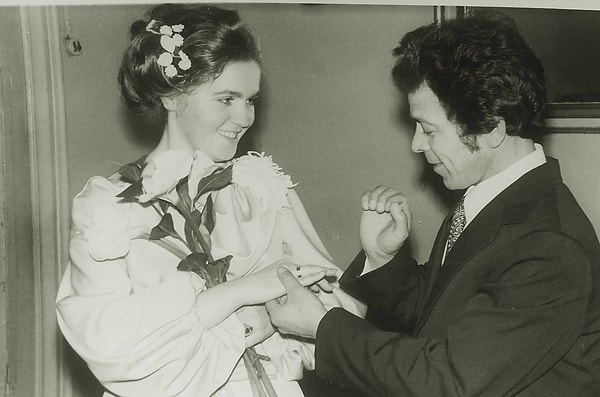 7. Иногда жениху и невесте даже выдавали автомобиль для торжества: в случае с простыми людьми это были «Москвичи», а блатных возили на черных «Волгах».