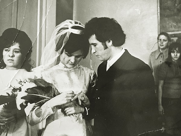 8. У некоторых пар не было денег на свадебные наряды, не говоря уже о кольцах. Поэтому их часто брали взаймы у друзей, а после церемонии возвращали обратно.