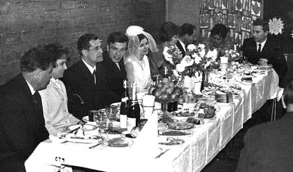 9. Банкетный зал обычно готовили сами гости, а тамадой выступал наиболее активный из приглашенных. Для украшения залов в ход шли кисти и краски.