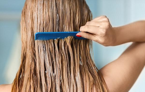 10. Saçlarınız ıslakken en zayıf durumda olduğunu unutmayın. Bu nedenle saçlarınızı çekiştirmek doğru olmayacaktır.