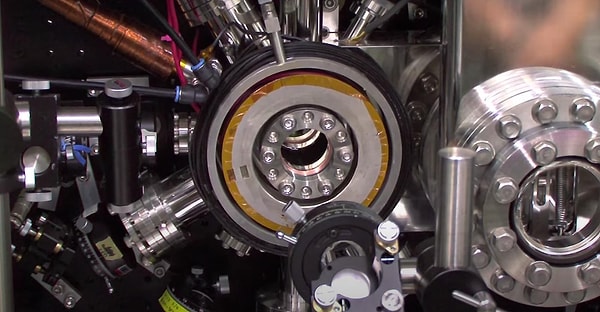 С тех пор более 400 очень последовательных атомных часов ведут учет времени по всему миру.