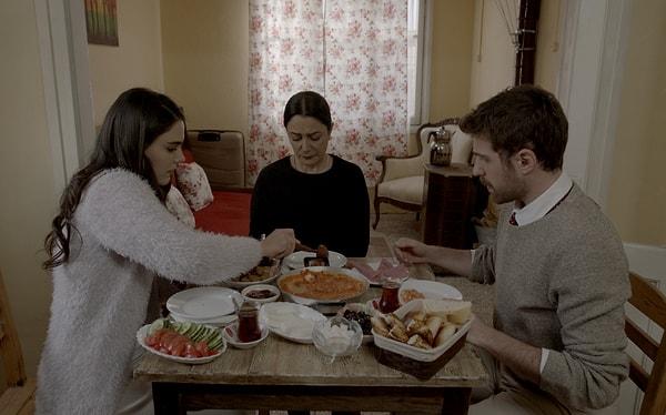 Kanal D ekranlarının sevilen dizisi Üç Kız Kardeş'in yönetmen koltuğunda Eda Teksöz oturuyor. Dizinin senaristliğini ise Nilüfer Özçelik ve Sevgi Yılmaz üstleniyor.