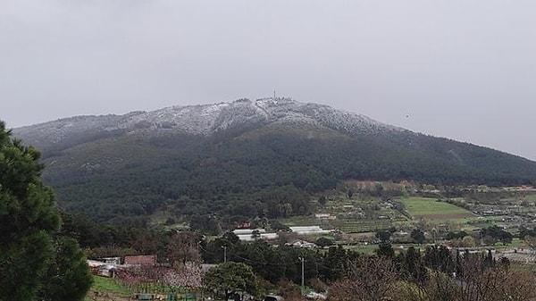 Hava sıcaklığının 2 ile 0 derece arasında değiştiği Kartal’da, Aydos Ormanı'nın yüksek kesimleri kar yağışı nedeniyle beyaza büründü.