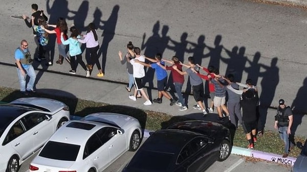 'Bu tarz şiddete başvuran kişiler zorbalığa maruz kalmış olabilir. Zorbalık kurbanı aşırı şiddetle yanıt vereceğine karar verir ve bu genellikle faillerine karşı olmaz. Bir daha zorbalığa uğramayacaklarını göstermek için bir güç gösterisi yaparlar.'