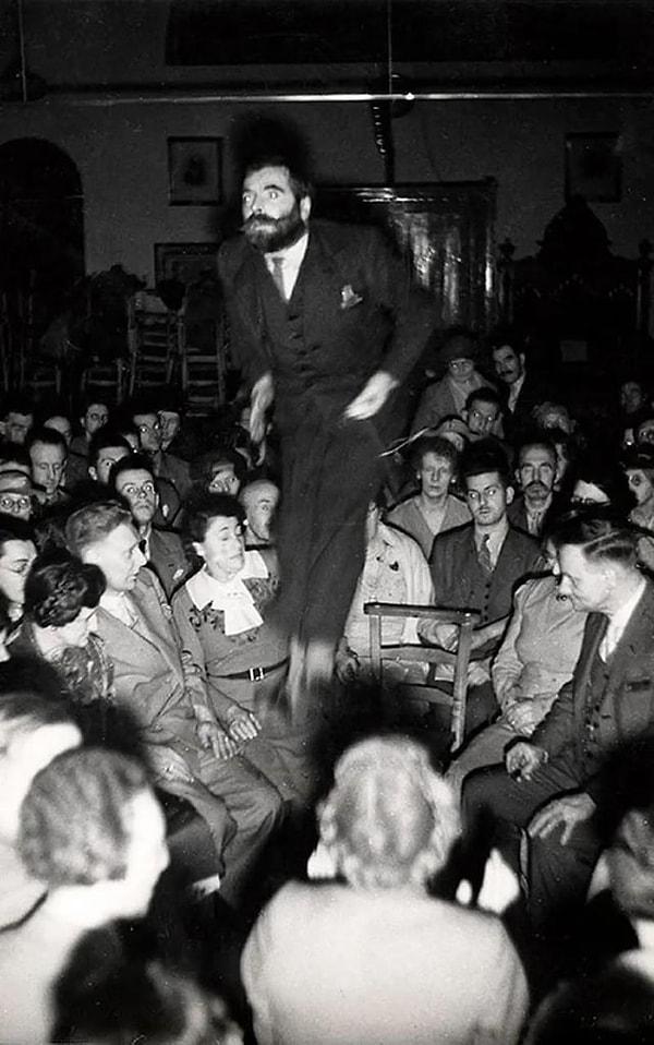 5. 1937'de Finsbury Park'ta medyum Colin Evans tarafından düzenlenen bir seansta çekilmiş bir fotoğraf 👇