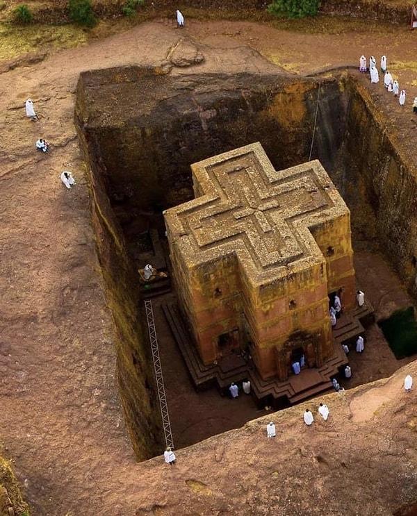 13. Etiyopya, Lalibela'daki St. George Kilisesi, MS 12. yüzyılın sonları 13. yüzyılın başlarında ana kayaya oyulmuş bir dizi gizli Hıristiyan Kilisesinden biridir ve dünyanın sekizinci harikası olarak önerilmiştir.