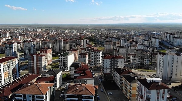 Edirne’ye gelen depremzede yurttaşlar kiralık konutlara talep gösterirken, İstanbul’da yaşayan yurttaşlar ise deprem endişesiyle Edirne’de zemini kayalık olan köylerden arsa ve ev arayışına girdi.