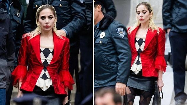 Gaga, Harley Quinn'in çizgi romanlardaki tarzını anımsatan siyah beyaz karo desenli kıyafeti, kırmızı ceketi ve makyajıyla dikkat çekiyor.