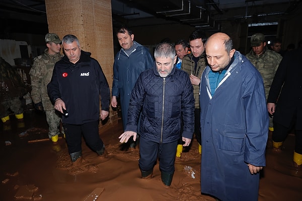 Nureddin Nebati ise Akşener'in çıkışına alışıldık esprili cevap vermedi. Bakan Nebati, sosyal medya hesabından yaptığı paylaşımda sert söylemlerde bulundu.