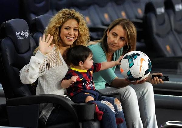 Bazı kaynaklar, Pique'in annesi Montserrat Bernabeu'nun oğlunun, Shakira'yı aldattığını bildiğini iddia etti.