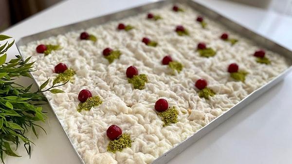 Türk mutfağının tartışmaya en açık tatlılarından biri güllaç... Sevenleri ve sevmeyenleri her Ramazan atışmaya yemin etmiş gibi!