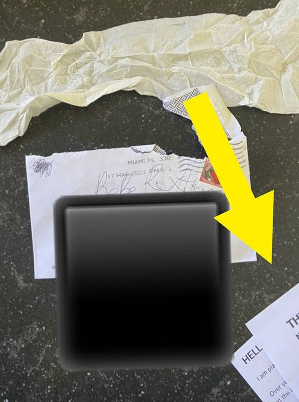 На фотографии похоже, что отправитель также приложил письмо вместе с использованной туалетной бумагой.