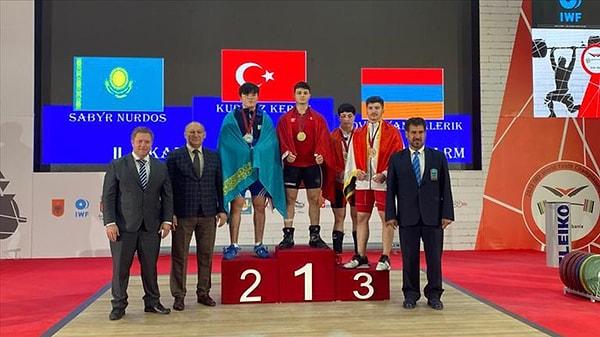 Durres kentinde düzenlenen şampiyonada 89 kiloda mücadele eden Kerem Kurnaz, silkmede 183 ve toplamda 327 kiloluk dereceleriyle altın madalyaya kazandı.