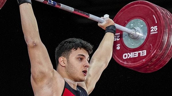 Kerem Kurnaz, koparmada ise 144 kiloluk kaldırışıyla gümüş madalyanın sahibi oldu.