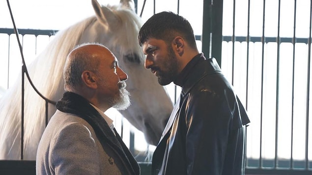İkili Tahir'in tüm uğraşlarına karşılık içinde bulundukları durumdan kurtulsa da, öngöremedikleri yepyeni bir problemin kapısı aralanmış durumdadır.