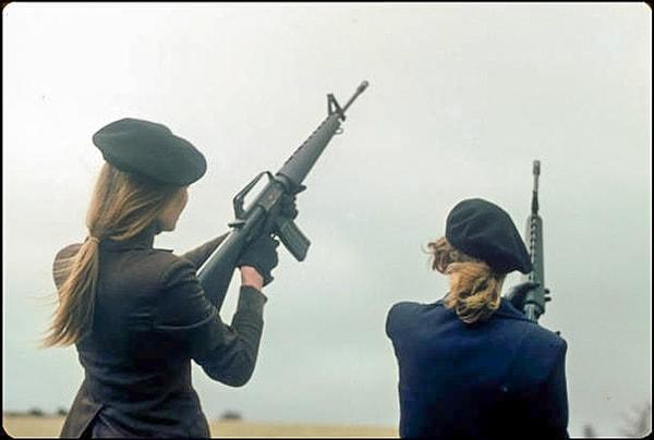 11. İrlanda Cumhuriyet Ordusu IRA'ya katılan kadın gönüllüler ve antrenmanlarda kullandıkları M16-A1 tüfekleri. (1977)