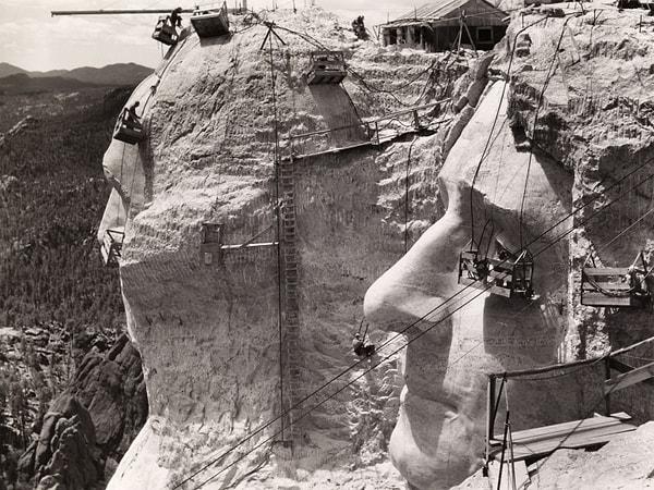 5. ABD'nin dört ünlü devlet başkanı George Washington, Thomas Jefferson, Theodore Roosevelt ve Abraham Lincoln'un yüzlerinin katı granit ile işlendiği Rushmore Dağlarının inşasından bir görüntü. (1939)