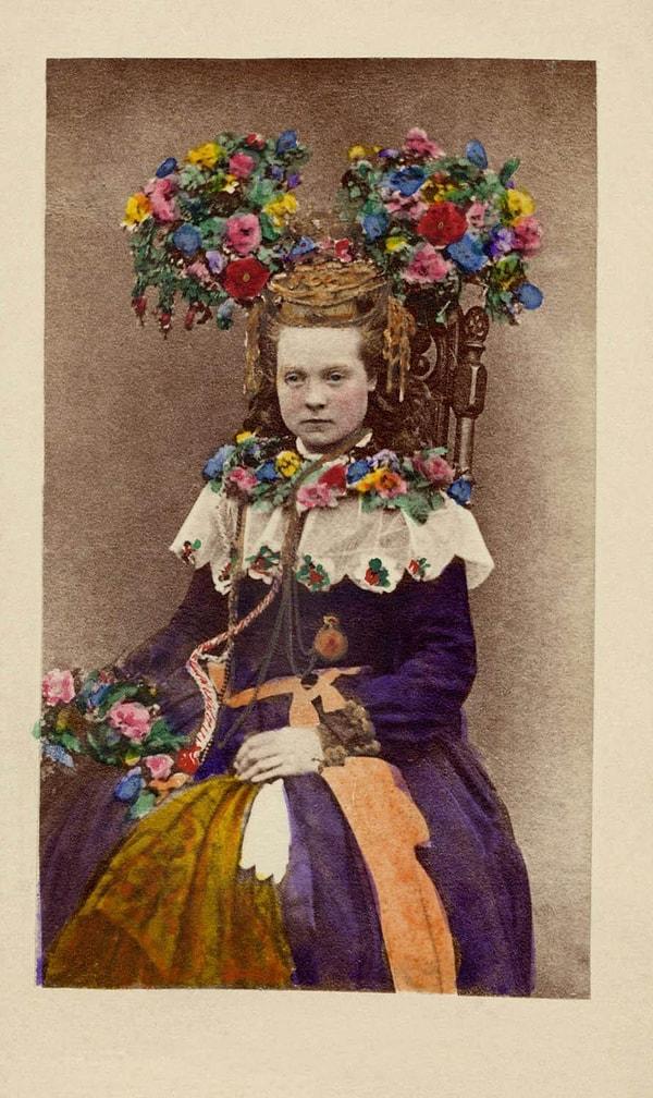 7. İsveç, Hälsingland'da bir gelinin enteresan kültürel kıyafetleri. (1879-99 yılları arası)