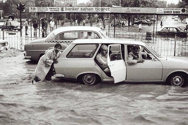15. Sel sonrası Ankara caddeleri. (1979)
