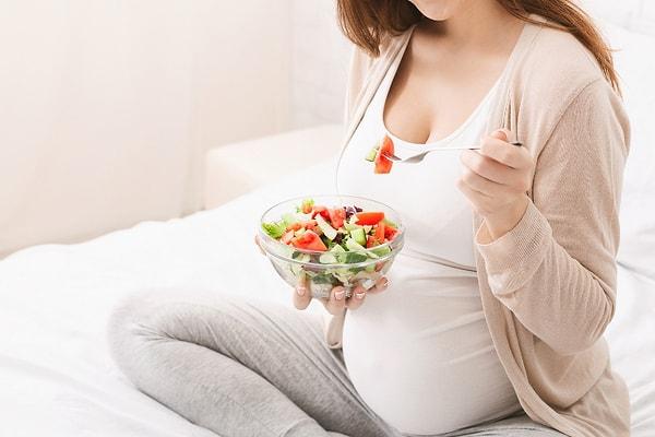 Uzmanlara göre hamilelik sürecinde annenin beslenmesine çok dikkat etmesi gerekiyor. Daha hamileliğin ilk ayından itibaren annenin yeme alışkanlıkları bebeğin hayatı boyunca yeme alışkanlıklarını etkiliyor.