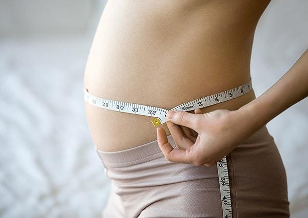 Birinci trimester dönemden sonra ise beslenme daha önemli hale geliyor. Üçüncü aydan itibaren anne adayının kalori miktarını normale göre artırması gerekiyor.