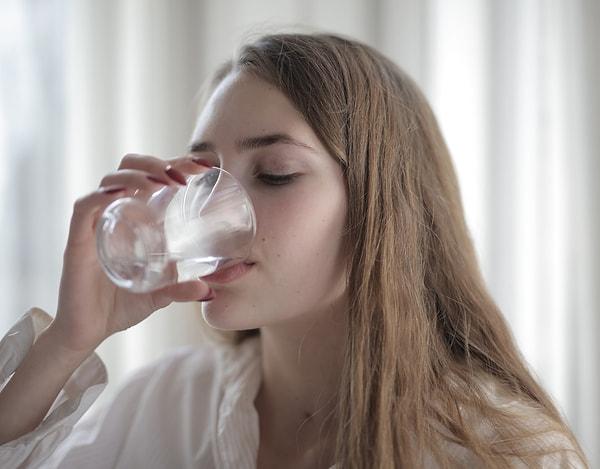 6. Bol bol su için! Günlük olarak en az 2 ile 2.5 litre su içilirse şişkinlik büyük ölçüde azalır.