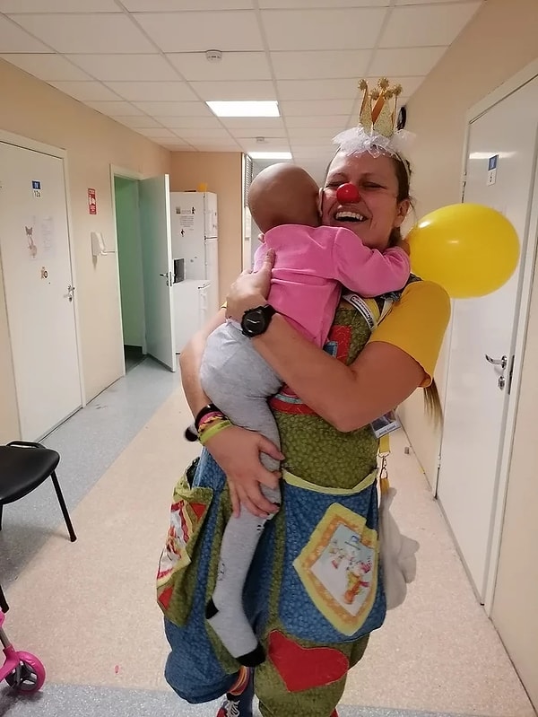 2. Девушка говорит, что не стоит путать больничных клоунов с аниматорами.