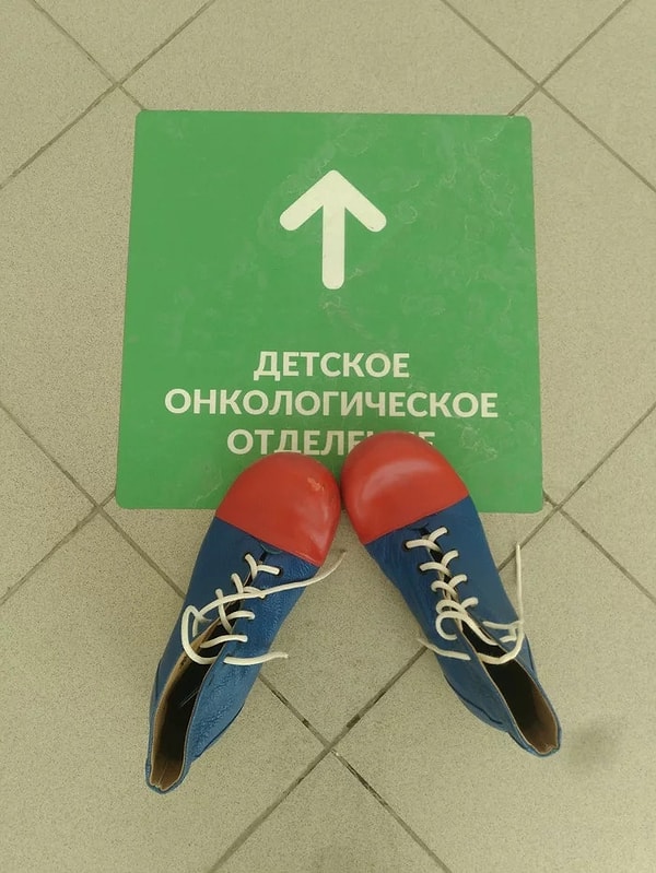 4. Каждую неделю у Кнопки от четырех до девяти выходов. Девушка даже разучилась болеть, ведь любая болячка (да, даже простые сопли) закрывает дверь в любые отделения онкобольных.