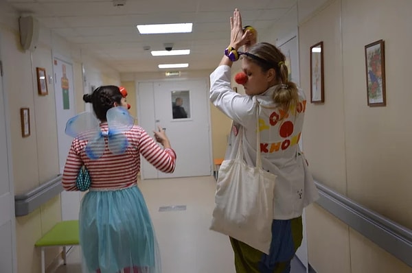 7. «Моя тру история началась, когда один мальчик с саркомой и костылями встретил меня в коридоре НИИ Петрова и потащил за руку к складу мебели в углу. Привезли для поста медсестры и не успели поставить. Потом он залез под стол (да, с костылями) и потянул меня за собой».