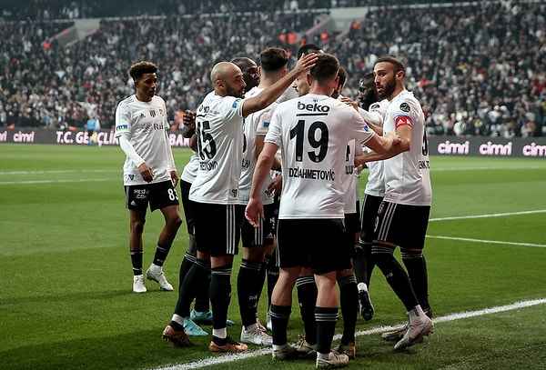 Beşiktaş başta olmak üzere toplantıya katılan 12 takımdan 7'si, Gaziantep FK ve Hatayspor'un maçlarının tamamen sayılmaması gerektiğini savundu.