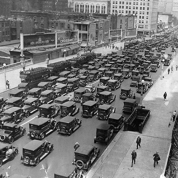18. 1927 yılında Şikago'da oluşan trafik👇
