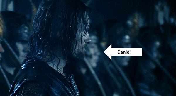 14. Lord of The Rings (2002) filmindeki elflerden birini Daniel Falconer canlandırıyor. Kendisi gerçek hayatta WETA isimli bir tasarım firmasında çalışıyor ve elflerin kıyafetlerini kendisi tasarlıyor!