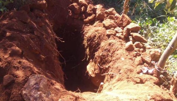 Bölge polis sözcüsünün Çarşamba günü (29 Mart) gazetecilere verdiği demeçte, "Soygunlara karşı üzerine beton dökülerek korunan mezar, hırsızlar tarafından betonun kazılmasıyla açılmış ve yakın bir zamanda ölen 50 yaşındaki albinonun vücudunun bazı parçaları çalınmıştır" ifadesini kullandı.