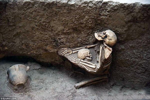 3. M.Ö. 2000 yılında Çin'i vuran ve 'Çin'in Pompeii' olayı olarak adlandırılan devasa depremin ardından çocuğunu korumaya çalışan bir annenin iskeleti...